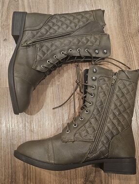 Quilted Lace-Up Combat Boots in Olive Green - 8